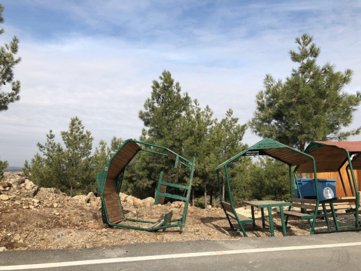 Mesire Alanında Zarar Verilen Banklar Onarılıyor