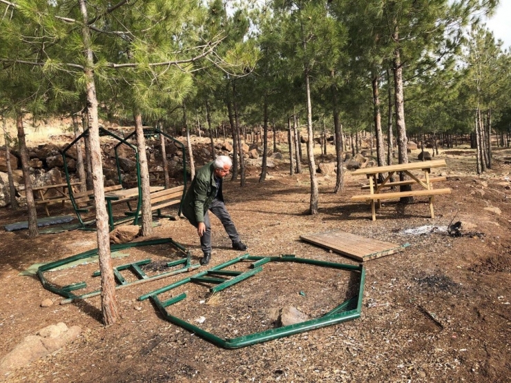 Mesire Alanında Zarar Verilen Banklar Onarılıyor