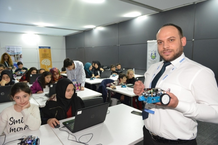 Bilişim Fuarı’nda Robot Albert’e Yoğun İlgi