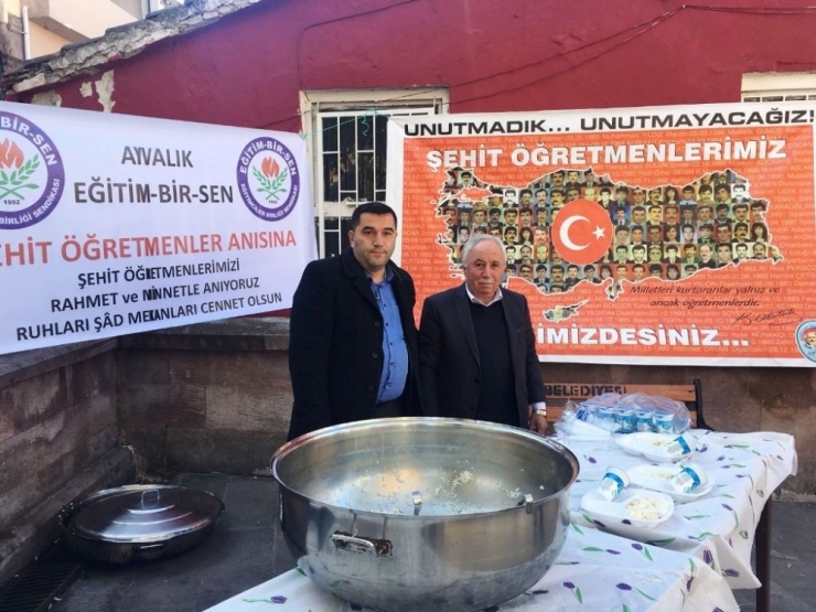 Ayvalık’ta Eğitim Bir-sen Temsilciliği Şehit Öğretmenleri Unutmadı