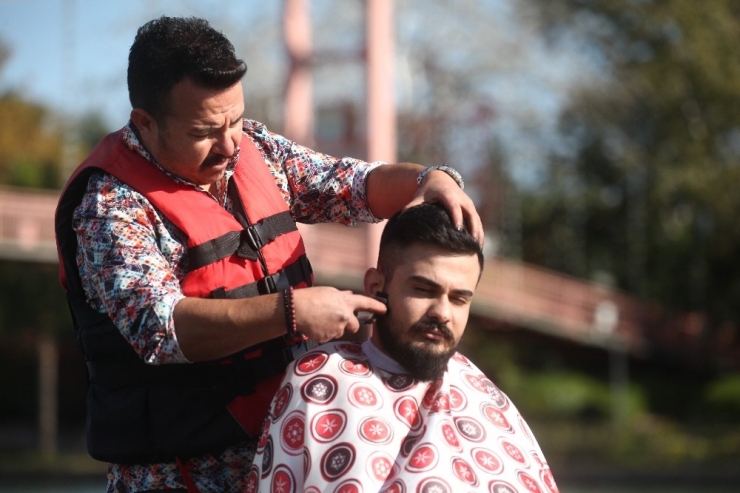 Nehrin Ortasında Gondolda Tıraş Keyfi