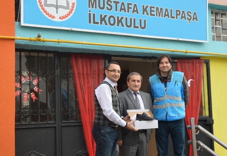 Sedaş İhtiyaç Sahibi Öğrencilere Kışlık Ayakkabı Hediye Etti