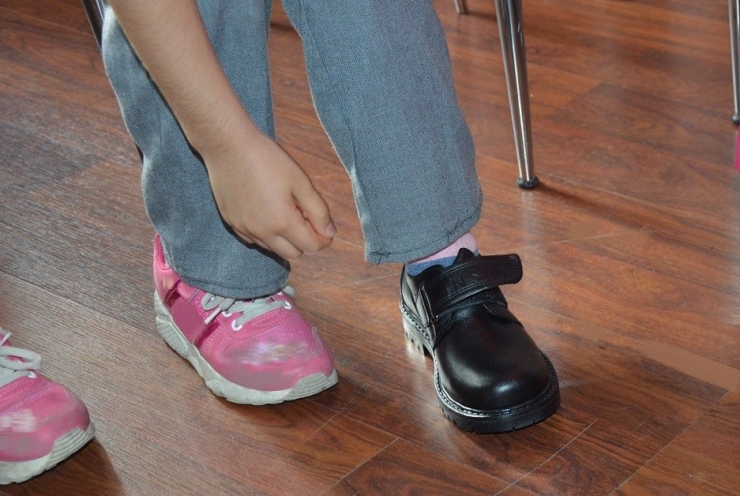 Sedaş İhtiyaç Sahibi Öğrencilere Kışlık Ayakkabı Hediye Etti