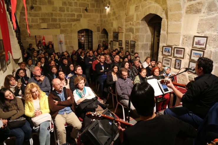 Türküler Akustik Rock Tarzında Dile Geldi