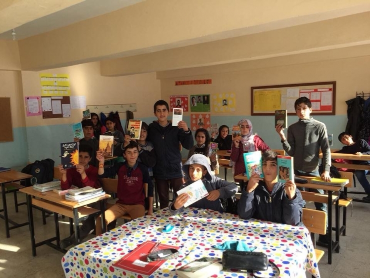 Viranşehir’den Kitap, Yüksekova’dan Mutluluk Fotoğrafı