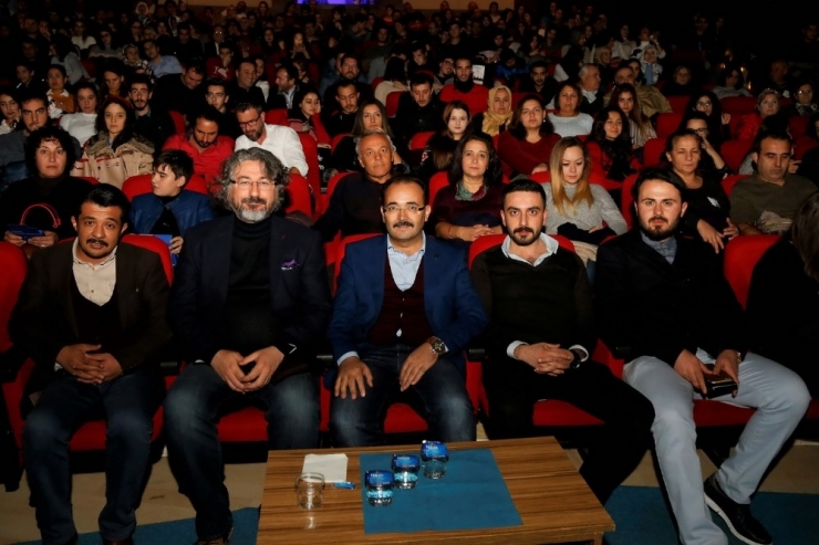 “Pardon, Çok Tuhaf Soruşturma” Oyunu Uşak’ta Sahnelendi