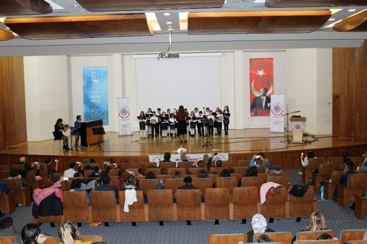 Bilsem Çocuk Korosu Öğretmenler İçin Konser Verdi