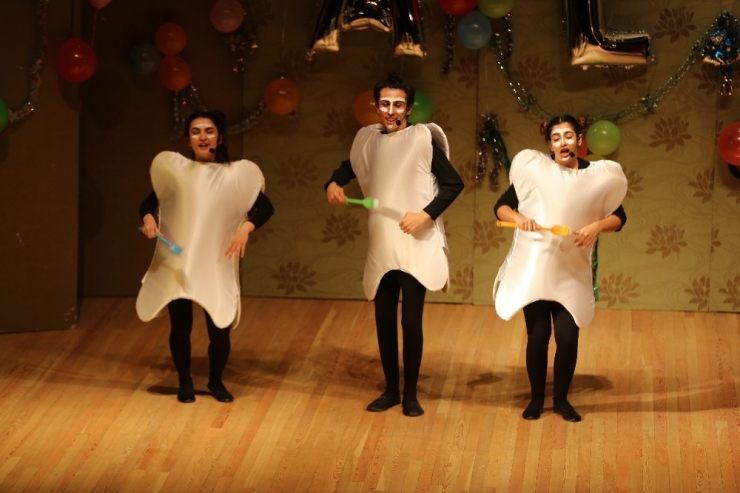 “Sevimli Dişler Dünyası" Sahnelendi