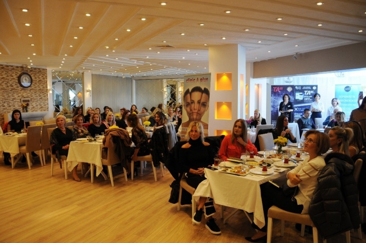 İzmir’deki Cihaz Kişilerin 10 Yıl Sonraki Görüntüsünü Ekrana Yansıtıyor