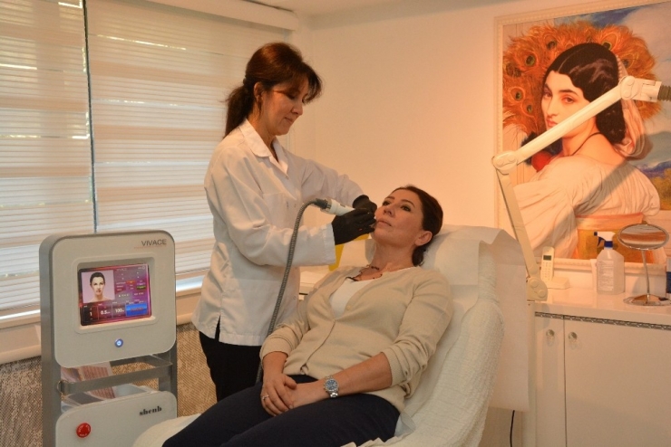 İzmir’deki Cihaz Kişilerin 10 Yıl Sonraki Görüntüsünü Ekrana Yansıtıyor