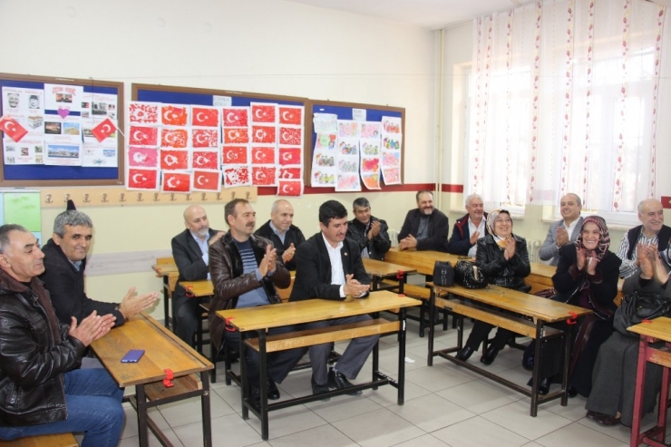 Öğrencileriyle 38 Yıl Sonra Sınıfta Buluştu