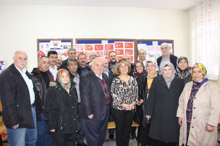 Öğrencileriyle 38 Yıl Sonra Sınıfta Buluştu