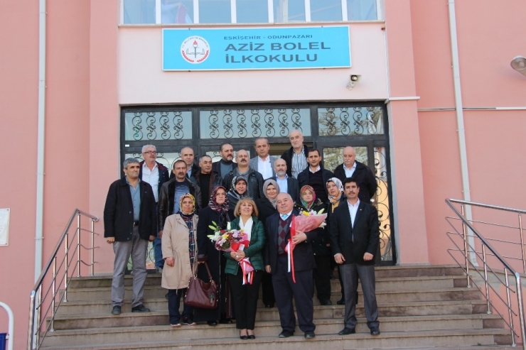 Öğrencileriyle 38 Yıl Sonra Sınıfta Buluştu