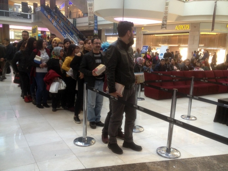 Kahraman Tazeoğlu Nata Vega’da Hayranlarıyla Buluştu