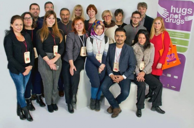 ‘Kötülüklere Değil Bize Sarıl’ Letonya’da