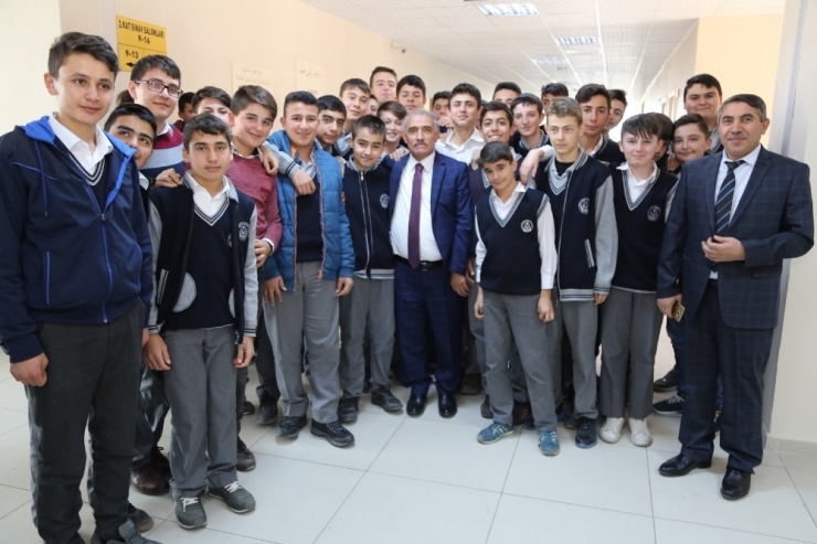 Çocuklardan Niğde Belediye Başkanı Özkan’a Yoğun İlgi