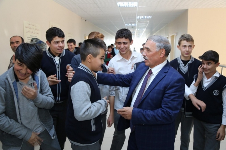 Çocuklardan Niğde Belediye Başkanı Özkan’a Yoğun İlgi