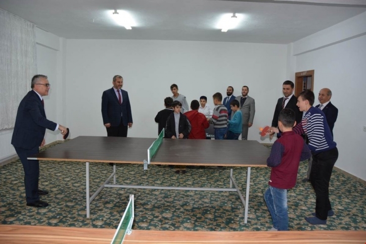 Vali Şimşek Öğrencilerle Masa Tenisi Oynadı