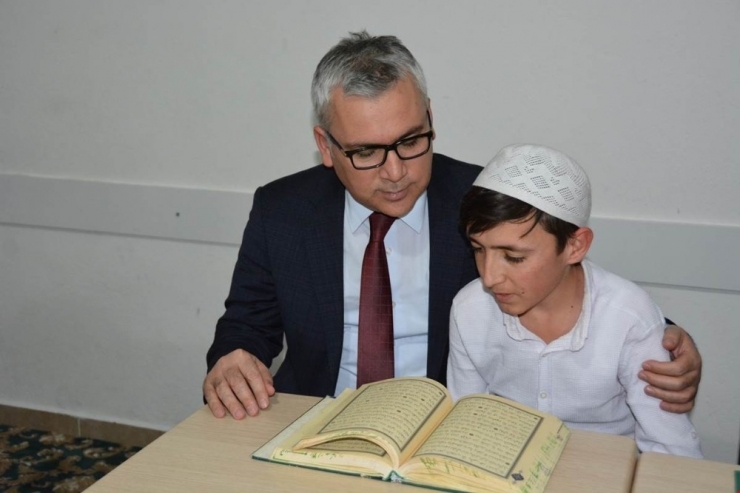 Vali Şimşek Öğrencilerle Masa Tenisi Oynadı