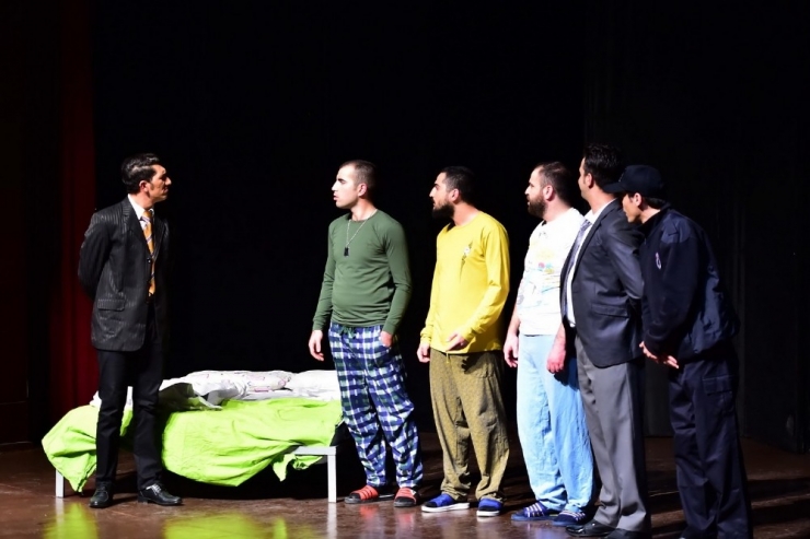 “Pardon, Çok Tuhaf Soruşturma” Oyunu Uşak’ta Sahnelendi