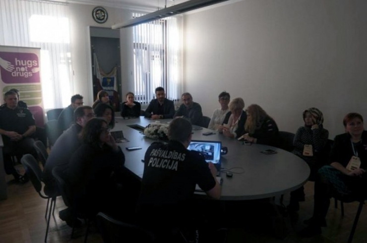 ‘Kötülüklere Değil Bize Sarıl’ Letonya’da