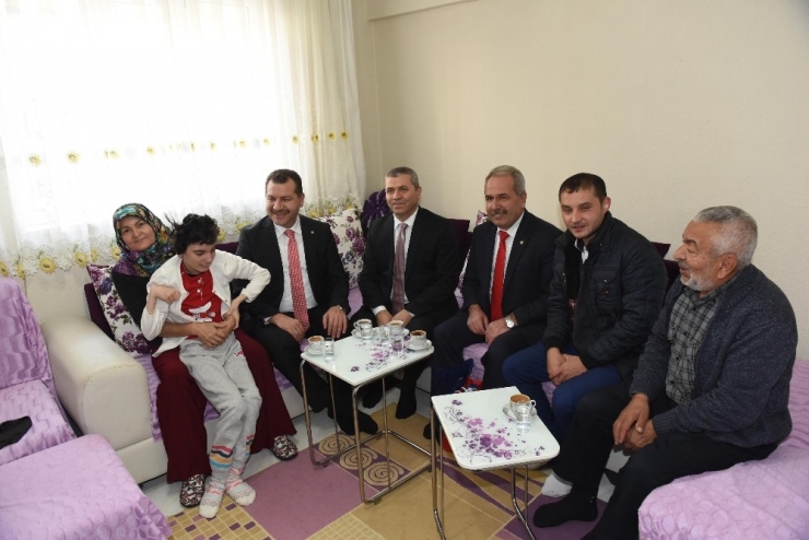 Engelli Minik Yağmur’un Yüzü Güldü