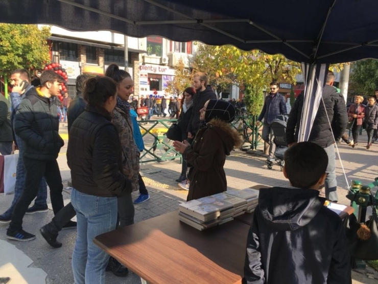 Ak Gençler "Kitap Okumaya Ne Dersin?" Diyerek 500 Kitap Dağıttı