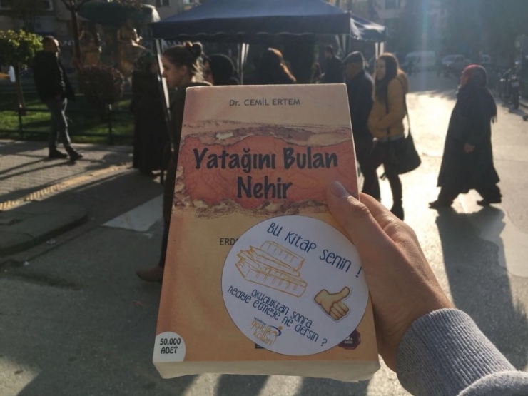 Ak Gençler "Kitap Okumaya Ne Dersin?" Diyerek 500 Kitap Dağıttı