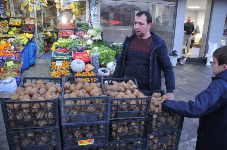 Akçakoca’da Pazarda Yerli Kivi Ve Mandalina Bolluğu