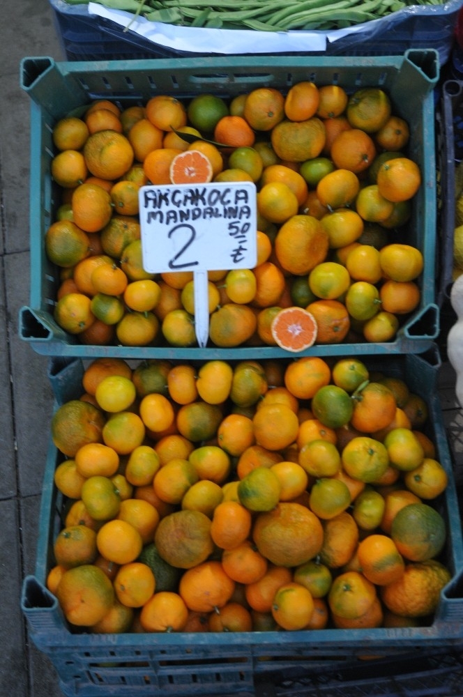 Akçakoca’da Pazarda Yerli Kivi Ve Mandalina Bolluğu