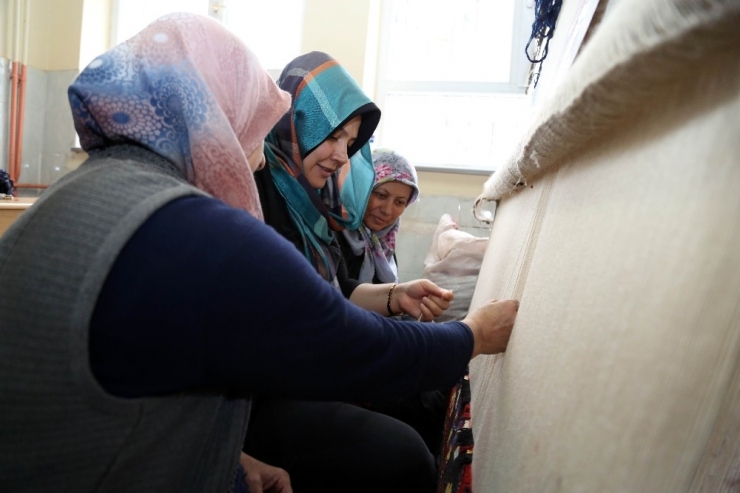 Kadınlar Evlerinde Halı Dokuyup Aile Bütçesine Katkıda Bulunacak