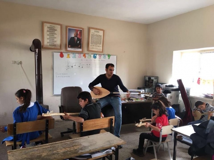 Küçük Öğrenciler Bağlamayla Sevindi