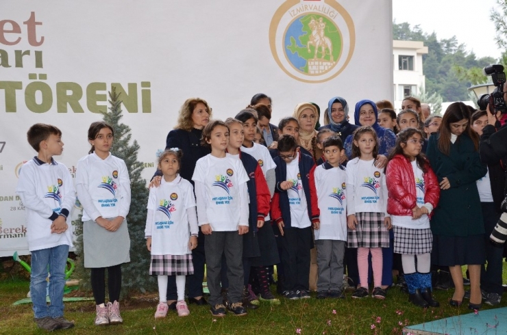 Emine Erdoğan Öğrencilerle Fidan Dikti