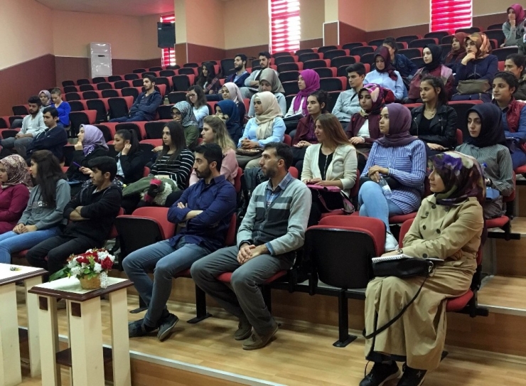 Üniversitede "İş Arama Becerileri" Konferansı