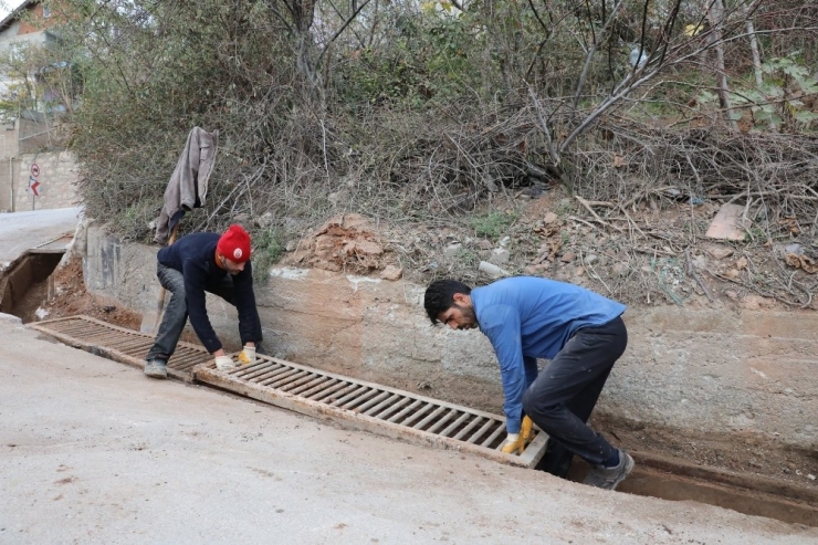 Körfez’de 2,5 Kilometrelik Su Kanalı Temizlendi