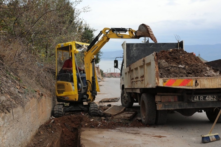 Körfez’de 2,5 Kilometrelik Su Kanalı Temizlendi