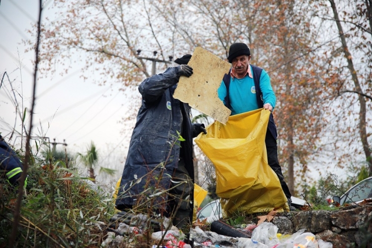 Saski Ekipleri İstanbuldere’de Temizlik Çalışması Gerçekleştirdi