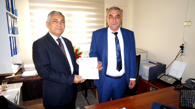 Ak Partili Büyükdinç Mazbatasını Aldı