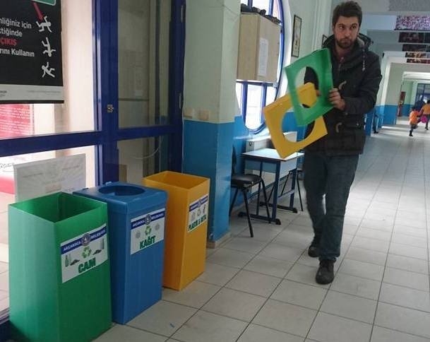 Akçakoca’da Okullara Geri Dönüşüm Kutuları Dağıtıldı