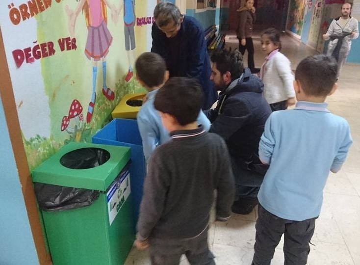 Akçakoca’da Okullara Geri Dönüşüm Kutuları Dağıtıldı