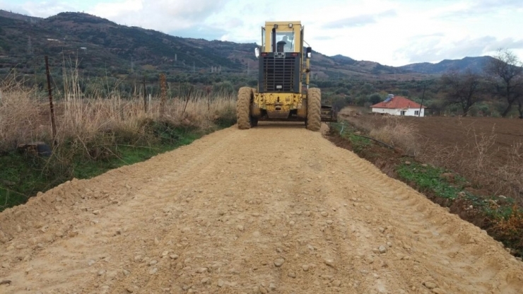 Alaşehir’de Yol Düzenleme Çalışmaları Devam Ediyor