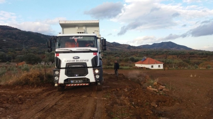 Alaşehir’de Yol Düzenleme Çalışmaları Devam Ediyor