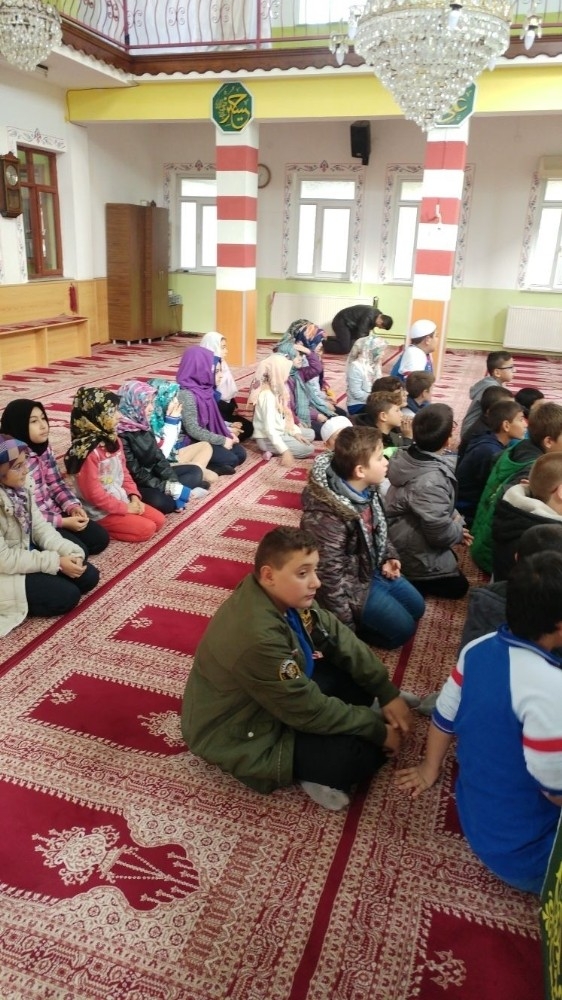 Burhaniye’de Öğrencilerden Cami Ziyareti