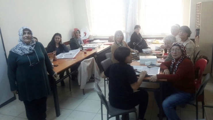 Burhaniyeli Kadınlar Tel Ve Çivilerle Resim Yapmayı Öğreniyor