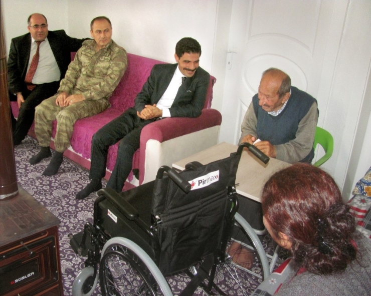 Kaymakam Bağlı’dan Parkinson Hastasına Tekerlekli Sandalye