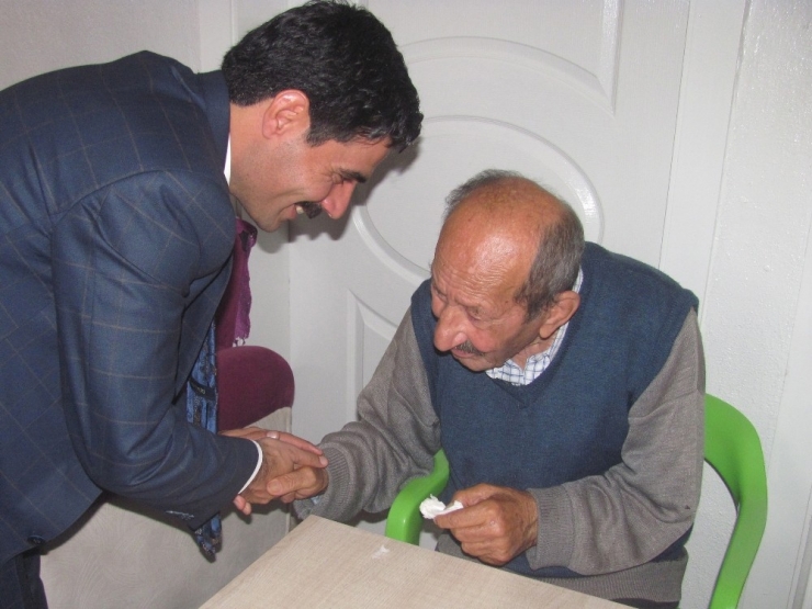 Kaymakam Bağlı’dan Parkinson Hastasına Tekerlekli Sandalye