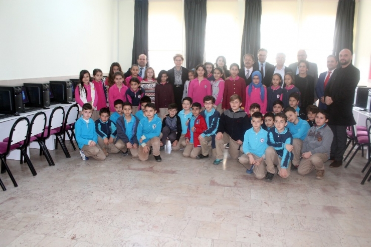 Hayırsever Aile, Okula Bilgisayar Laboratuvarı Kurdu