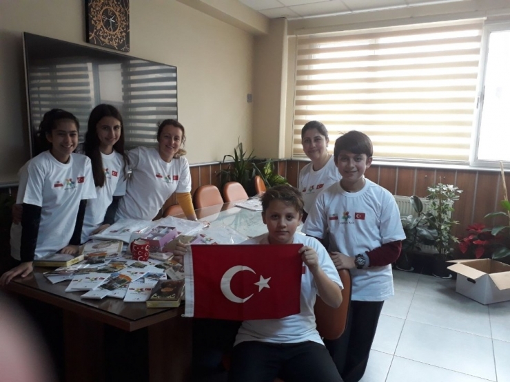 Manisalı Öğrencilerden Polonyalı Proje Ortaklarına Hediye