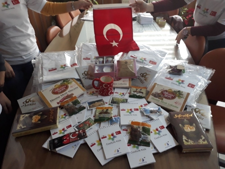 Manisalı Öğrencilerden Polonyalı Proje Ortaklarına Hediye