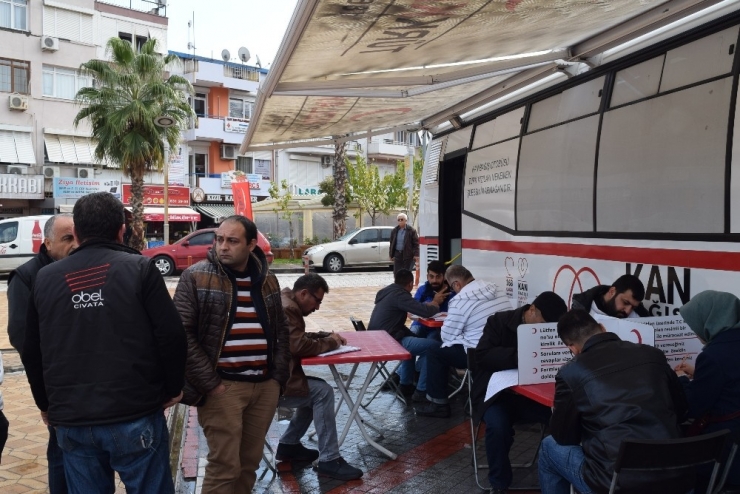 Menemen’de Kızılay’a Büyük İlgi